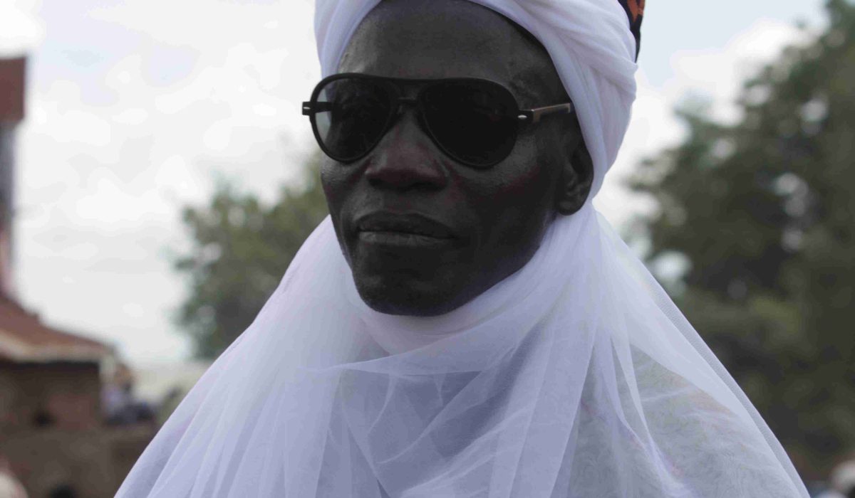 Portrait d'un dignitaire en turban et voile blancs lors des cérémonies officielles de la Gaani.