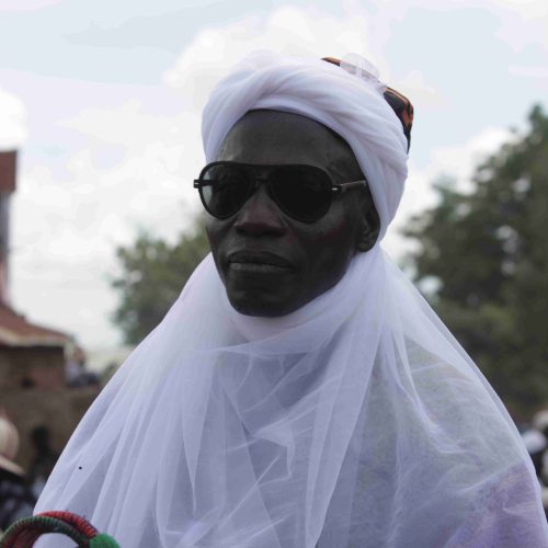 Portrait d'un dignitaire en turban et voile blancs lors des cérémonies officielles de la Gaani.