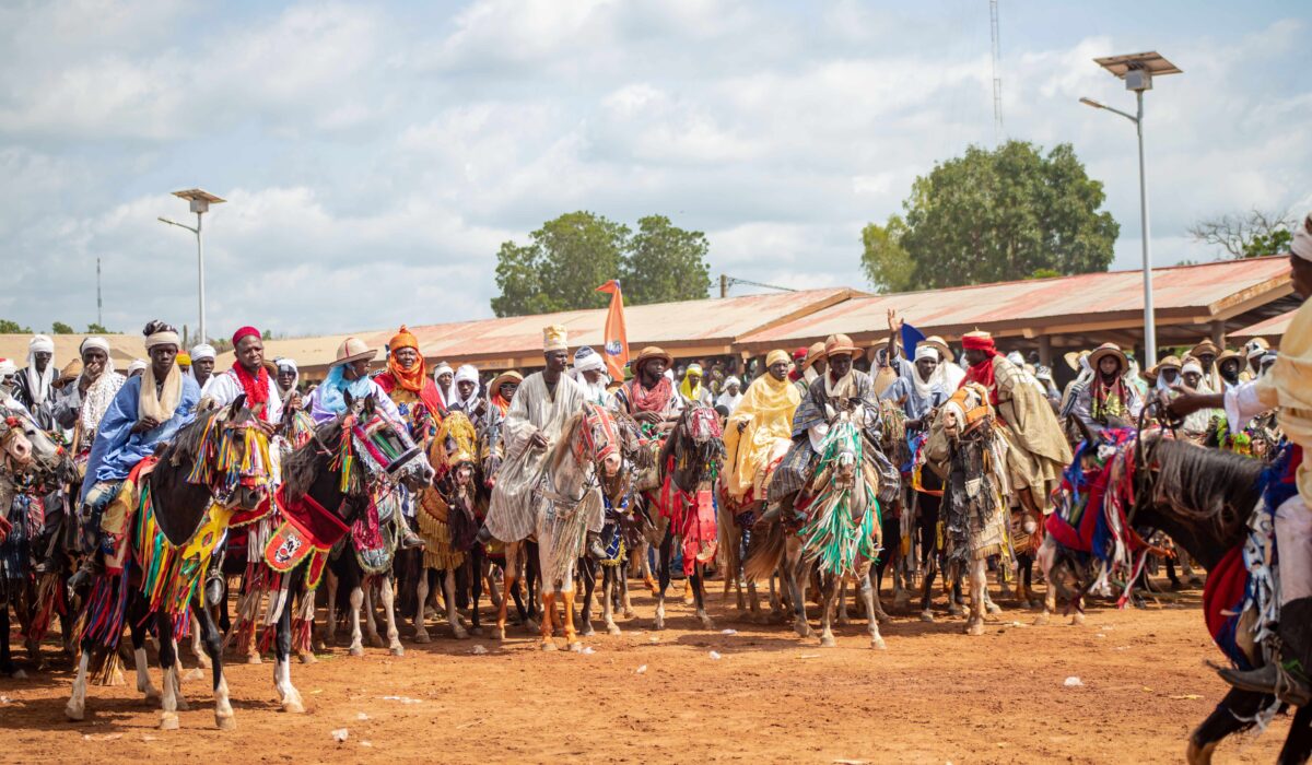Groupe de cavaliers Wassangari en tenues cérémonielles colorées, rassemblés à cheval lors de la Gaani.
